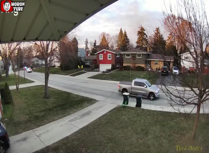 Video :Arlington Heights garbage truck explosion - police bodycam footage